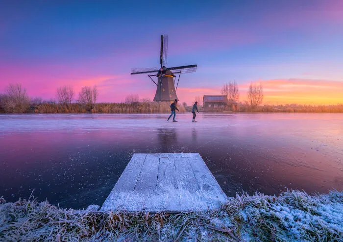 I Took Photos Of Ice Skaters Near The Dutch Windmills, And They Turned Out Like Paintings (4 Pics)