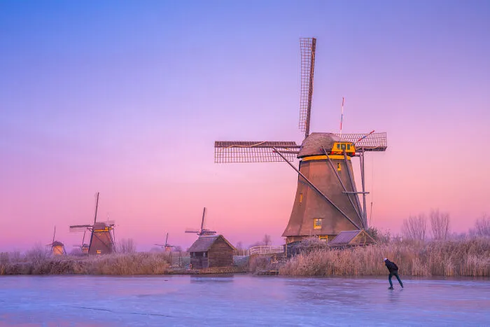 I Took Photos Of Ice Skaters Near The Dutch Windmills, And They Turned Out Like Paintings (4 Pics)