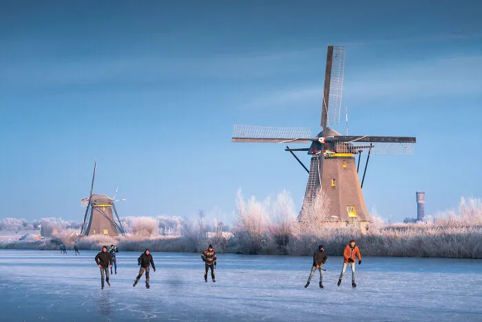 I Took Photos Of Ice Skaters Near The Dutch Windmills, And They Turned Out Like Paintings (4 Pics)