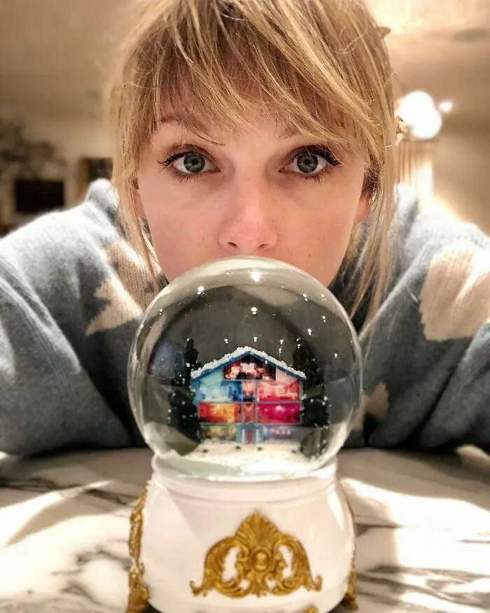 Taylor Swift, 242 Million
