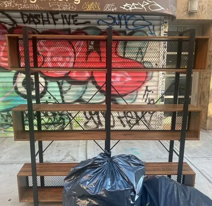 El mural y la basura no están incluidos 