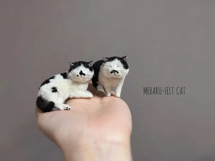 This Artist Makes Realistic-Looking Felted Little Cats In Various Signature Cat Poses (45 Pics)