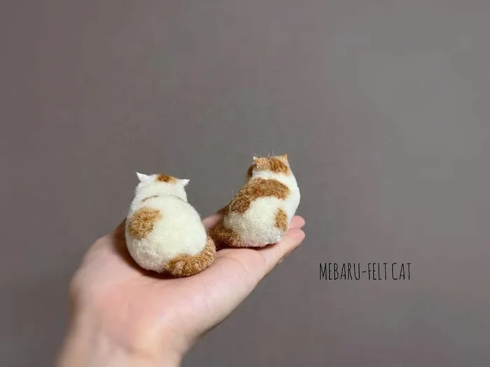 This Artist Makes Realistic-Looking Felted Little Cats In Various Signature Cat Poses (45 Pics)
