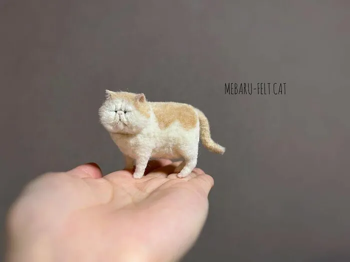 This Artist Makes Realistic-Looking Felted Little Cats In Various Signature Cat Poses (45 Pics)