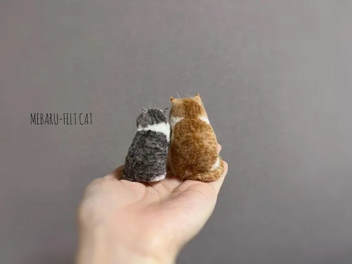 This Artist Makes Realistic-Looking Felted Little Cats In Various Signature Cat Poses (45 Pics)