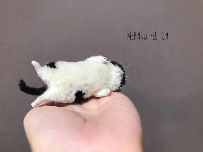This Artist Makes Realistic-Looking Felted Little Cats In Various Signature Cat Poses (45 Pics)