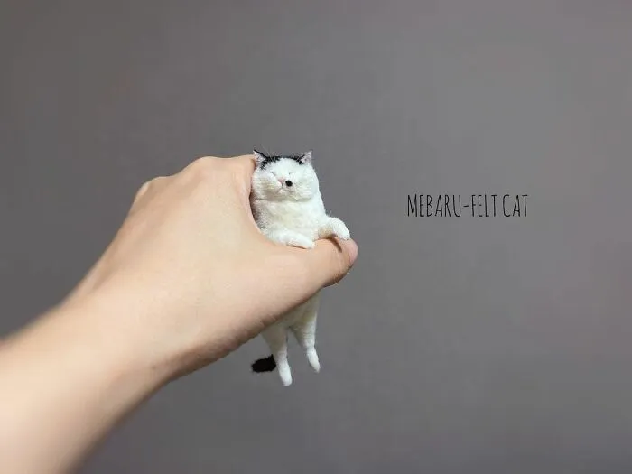 This Artist Makes Realistic-Looking Felted Little Cats In Various Signature Cat Poses (45 Pics)