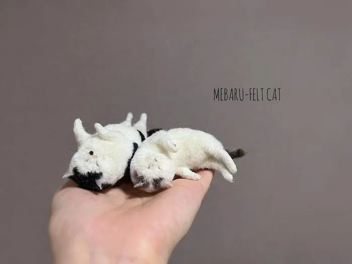 This Artist Makes Realistic-Looking Felted Little Cats In Various Signature Cat Poses (45 Pics)