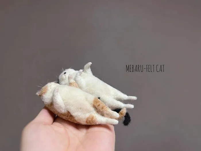 This Artist Makes Realistic-Looking Felted Little Cats In Various Signature Cat Poses (45 Pics)