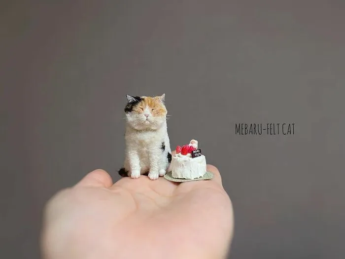 This Artist Makes Realistic-Looking Felted Little Cats In Various Signature Cat Poses (45 Pics)
