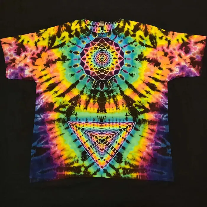 This Tie-Dye Artist Creates Very Detailed Patterned T-Shirts (49 Pics)