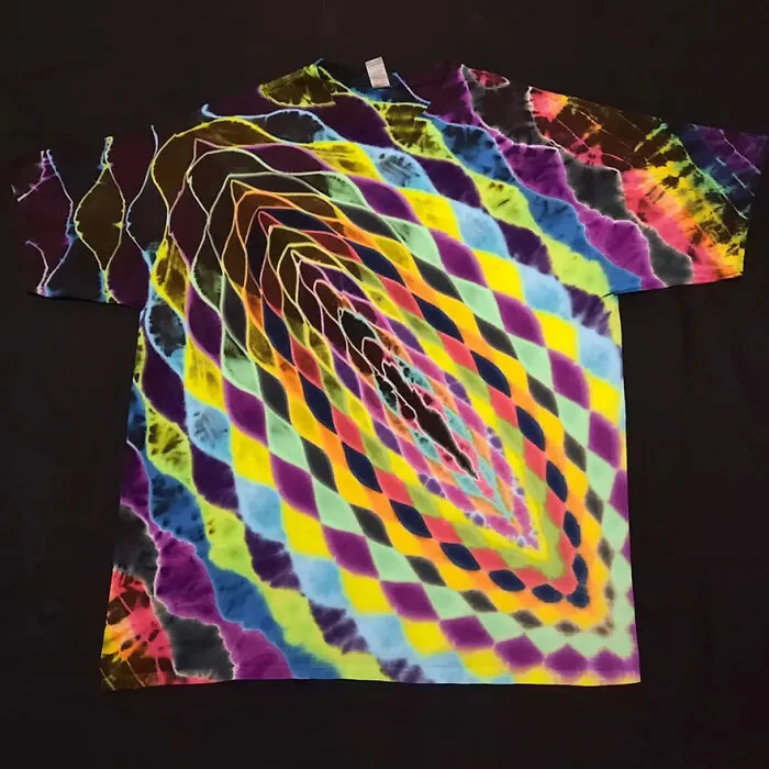 This Tie-Dye Artist Creates Very Detailed Patterned T-Shirts (49 Pics)