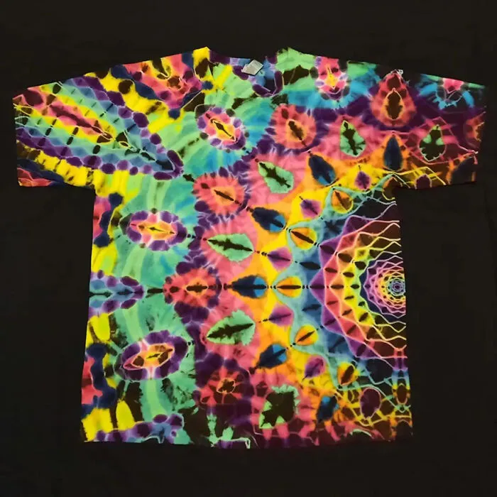 This Tie-Dye Artist Creates Very Detailed Patterned T-Shirts (49 Pics)