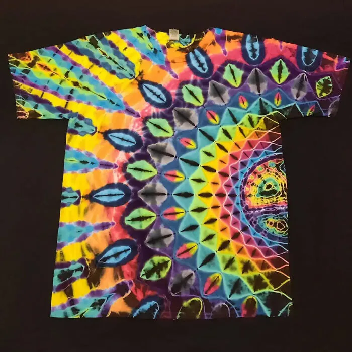 This Tie-Dye Artist Creates Very Detailed Patterned T-Shirts (49 Pics)