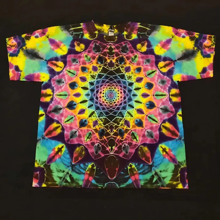 This Tie-Dye Artist Creates Very Detailed Patterned T-Shirts (49 Pics)