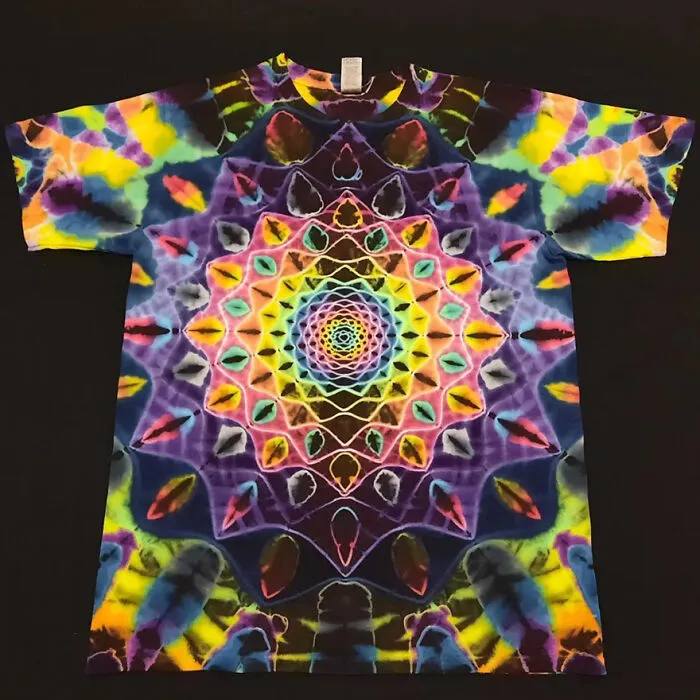 This Tie-Dye Artist Creates Very Detailed Patterned T-Shirts (49 Pics)