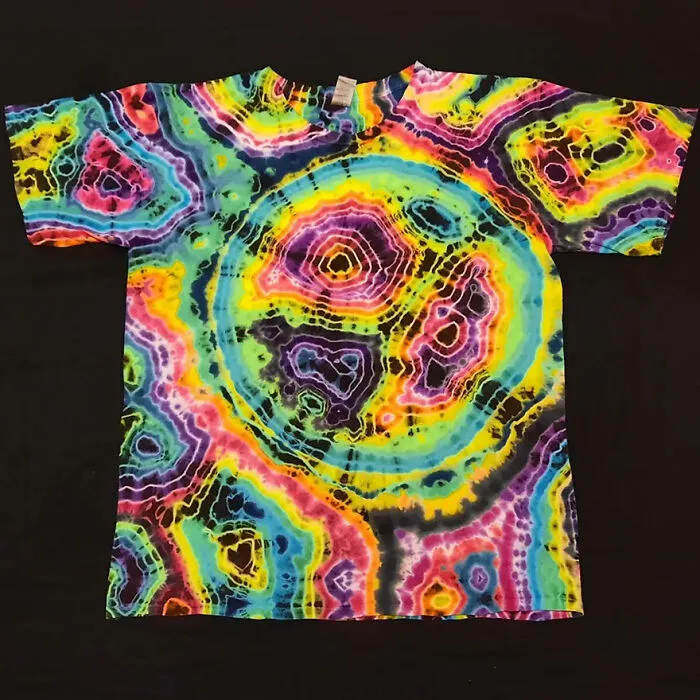 This Tie-Dye Artist Creates Very Detailed Patterned T-Shirts (49 Pics)