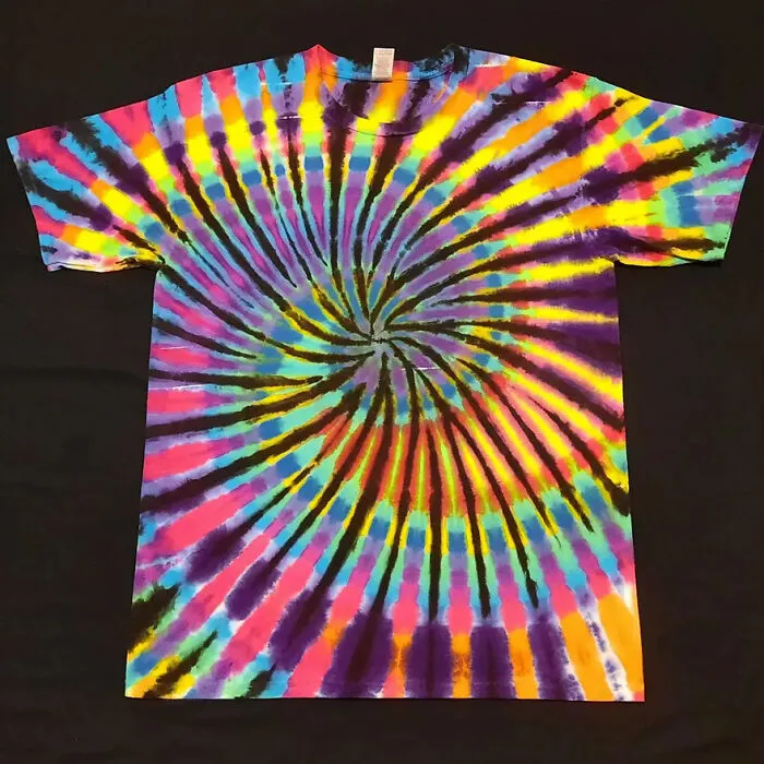 This Tie-Dye Artist Creates Very Detailed Patterned T-Shirts (49 Pics)