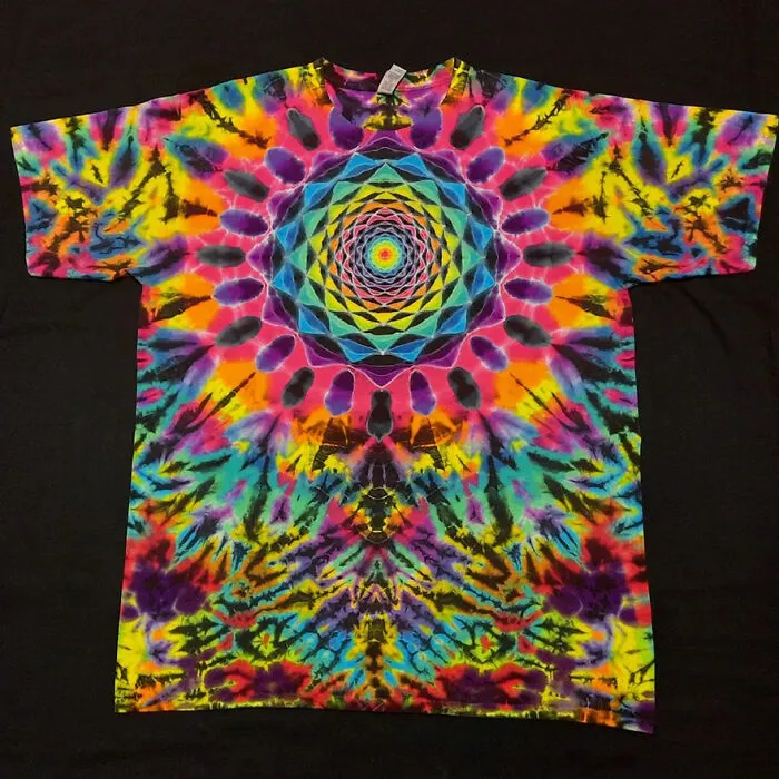 This Tie-Dye Artist Creates Very Detailed Patterned T-Shirts (49 Pics)