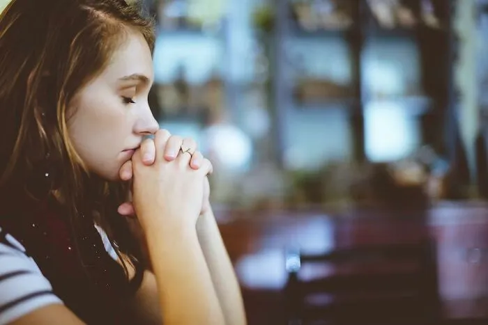 "Nadie quiere admitirlo": 35 cosas que casi todo el mundo hace pero fingen que no