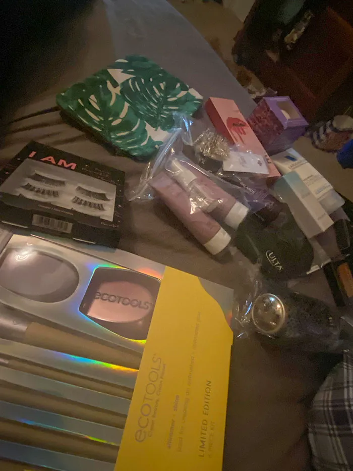 Mi padre es enfermero y el hospital les dio este regalo a todo el personal de enfermería porque, al parecer, todas son mujeres