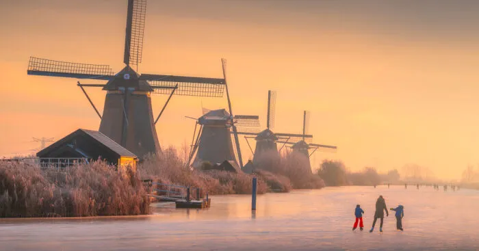 I Took Photos Of Ice Skaters Near The Dutch Windmills, And They Turned Out Like Paintings (4 Pics)