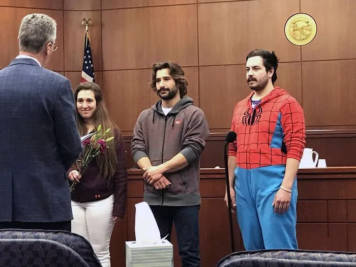 Ayer, uno de mis mejores amigos se casó con su novia. Nuestro otro mejor amigo fue su testigo 