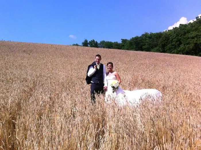 Un amigo publicó esta foto de su boda. No sabía que se había casado con una bestia mitológica 