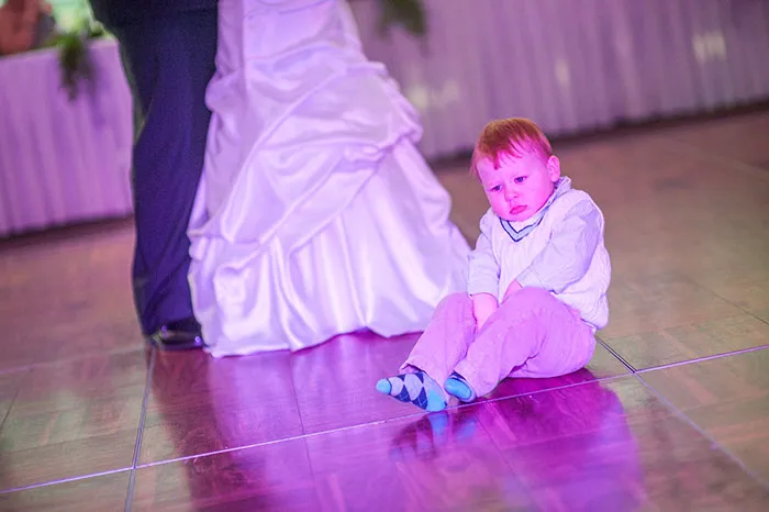 Nuestro ahijado decidió que nuestro primer baile era el momento perfecto para ir al baño, en medio de la pista de baile 