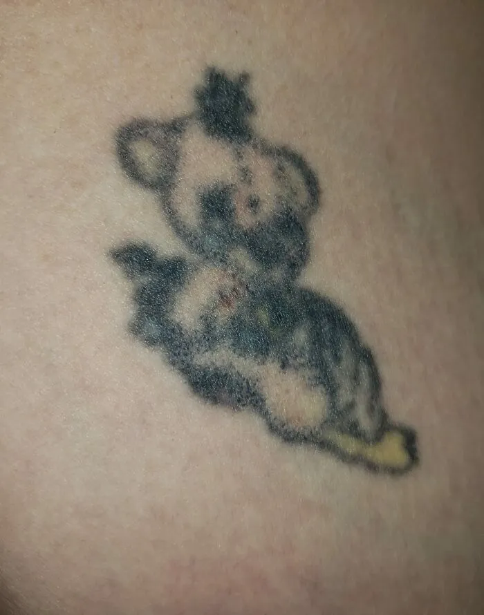 Vi esto en mi feed. Supuestamente es un oso de peluche con un tarro de miel y una abeja sobre su cabeza