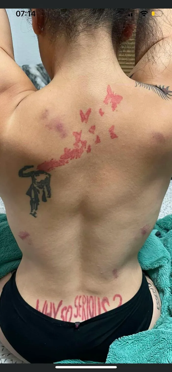 Lo encontré en uno de mis otros grupos. Su novio estaba tomando fotos para mostrar los chupetones que le hizo. Pero todo lo que puedo ver son los tatuajes