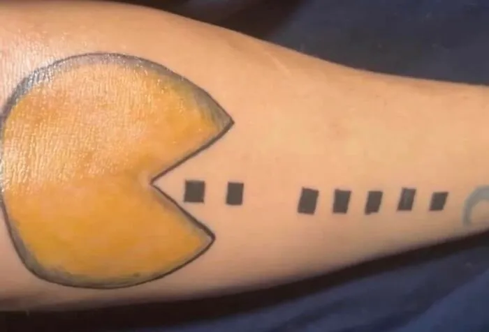 Encontrado en Instagram. Estoy tan confundido porque parece que acaba de abandonar el boceto que dibujó casi de inmediato