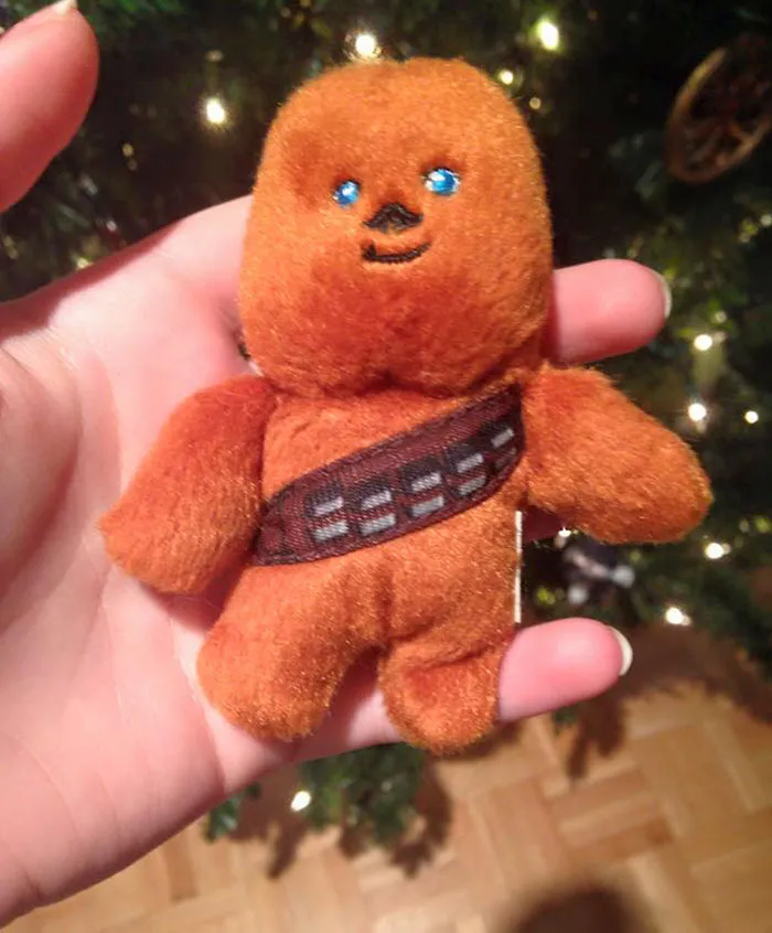 Llevamos años poniendo este pequeño Chewbacca en el árbol de Navidad y nunca supe por qué... Acabo de descubrir que mi madre cree que es una figurita de pan de jengibre