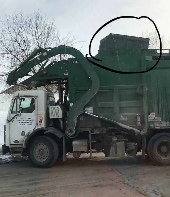 Basurero dejó caer el contenedor en su camión