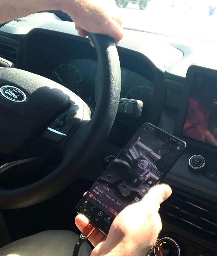 Mi padre está viendo videos mientras conduce. Luego le grita a mi madre por buscar un número para el trabajo (y él ni siquiera tiene trabajo)