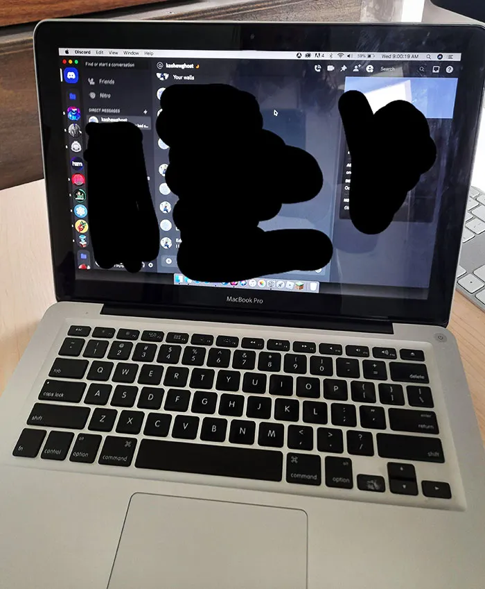 Dejé mi portátil encendido y al volver me encontré abierto mi Discord, Google Chat, Whatsapp, y el historial del navegador. Mi padre era el único en la habitación. Gracias, papá