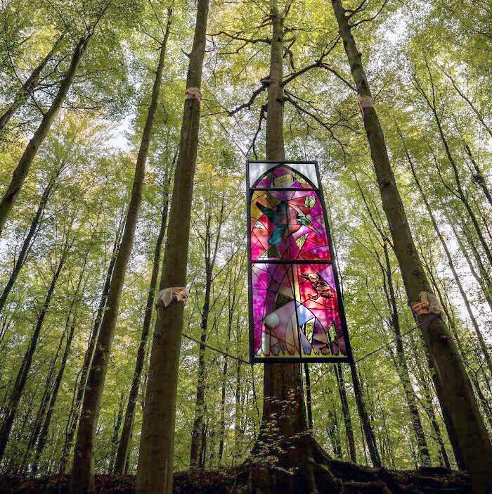 Encontré un vitral colgado en un bosque de Bélgica