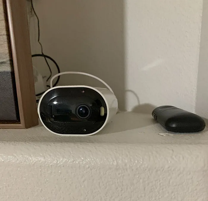 Encontré una cámara en mi AirBnb. Estaba detrás de un cuadro y solo se asomaba la lente 