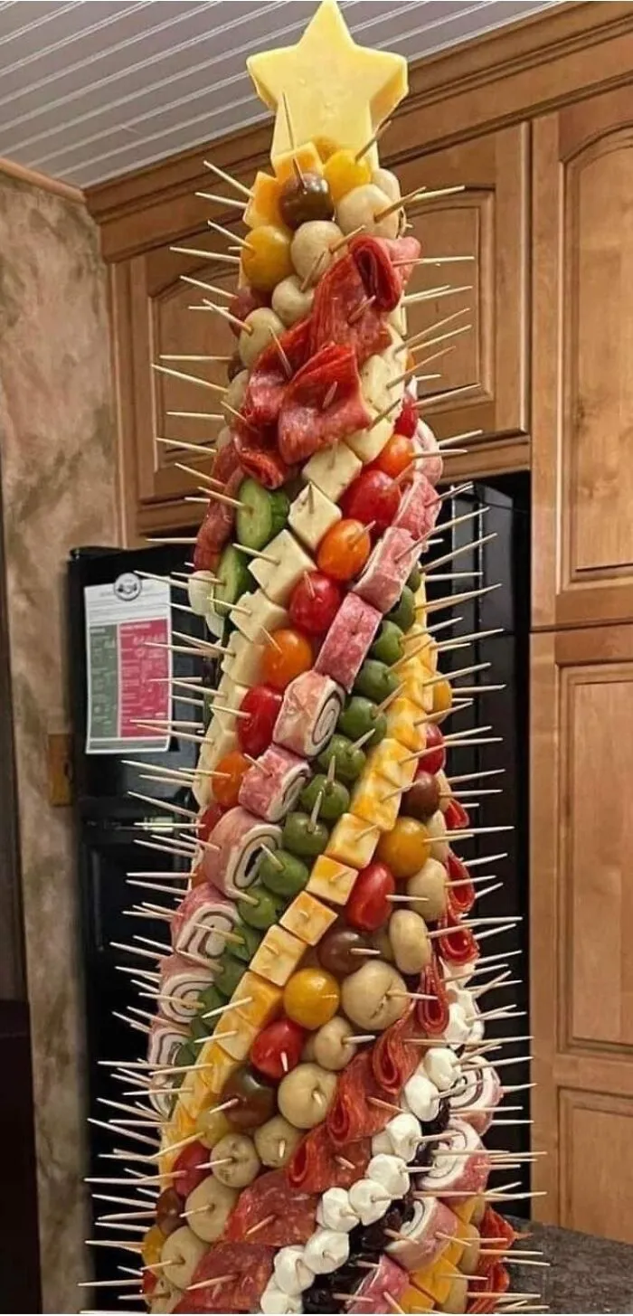 Turns Out, There's A Facebook Group Where People Rate Others' Dishes, And Here Are 50 Of The Most Iconic Ones (New Pics)