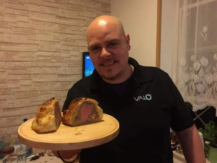Turns Out, There's A Facebook Group Where People Rate Others' Dishes, And Here Are 50 Of The Most Iconic Ones (New Pics)