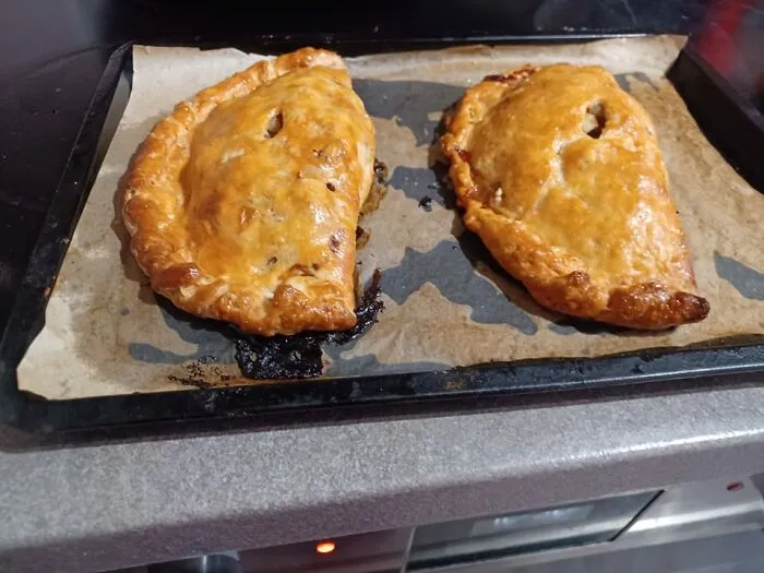 Turns Out, There's A Facebook Group Where People Rate Others' Dishes, And Here Are 50 Of The Most Iconic Ones (New Pics)