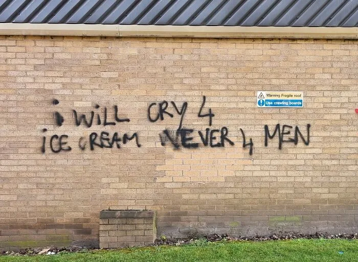 “It’s Graffiti, But Why?”: 30 Laugh-Inducing Bits Of Graffiti That Prove Not Everyone Is Meant To Be An Artist