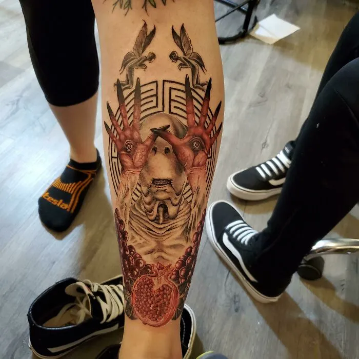 El nuevo tatuaje de mi esposa "El laberinto del fauno" hecho por Tara en Mooresville Tattoo Company, Mooresville, Carolina del Norte