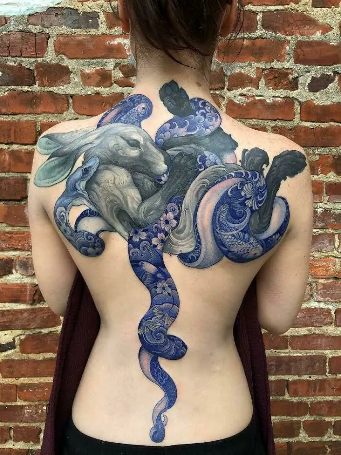 Hecho por Erin Chance en Unkindness Art en Richmond, Virginia inspirado en la escultura de Beth Cavener "All Tangled Up In You".
