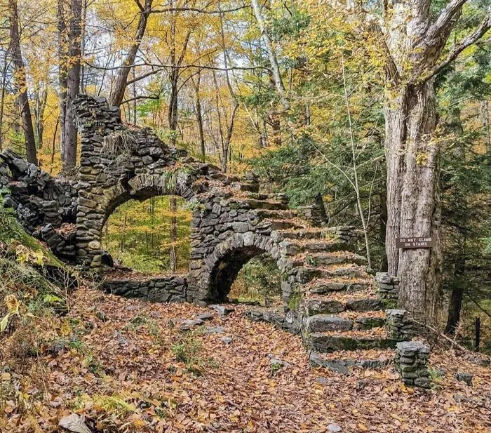 Pasa por debajo de las escaleras que llevan a ninguna parte y da tres vueltas para encontrarte justo donde necesitas estar. El suyo está en el bosque de Madame Sherri en West Chesterfield, Nuevo Hampshire