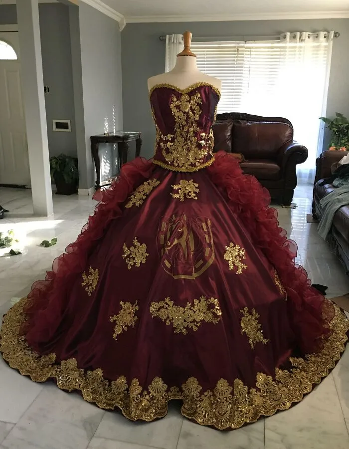 Mi mamá ha trabajado en el vestido de mi hermana durante 2 meses, está a punto de terminar