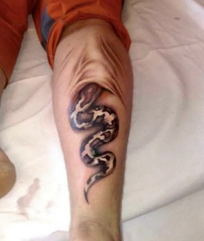 Este inquietante tatuaje de serpiente