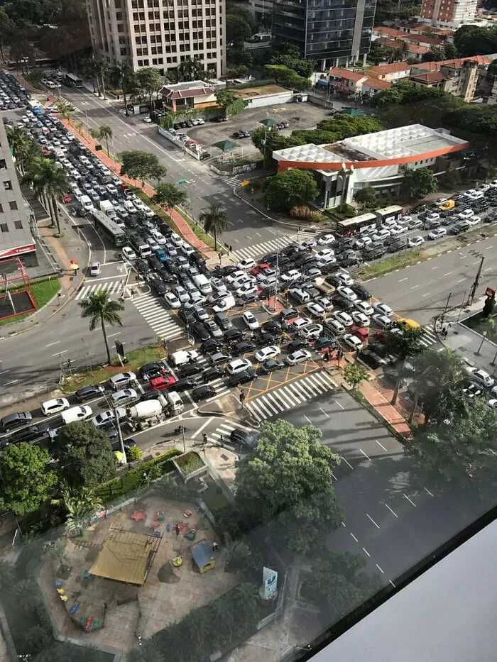 What Happens When You Have A Broken Traffic Light In São Paulo, Brazil