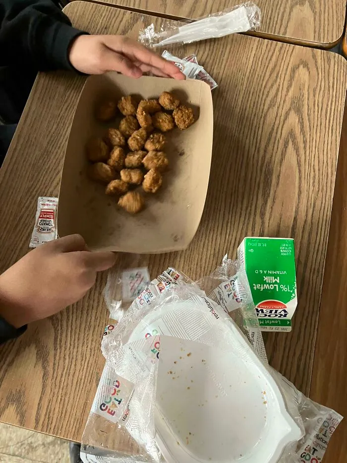 Almuerzo escolar, gratis en California (no aparece en la foto una manzana roja)