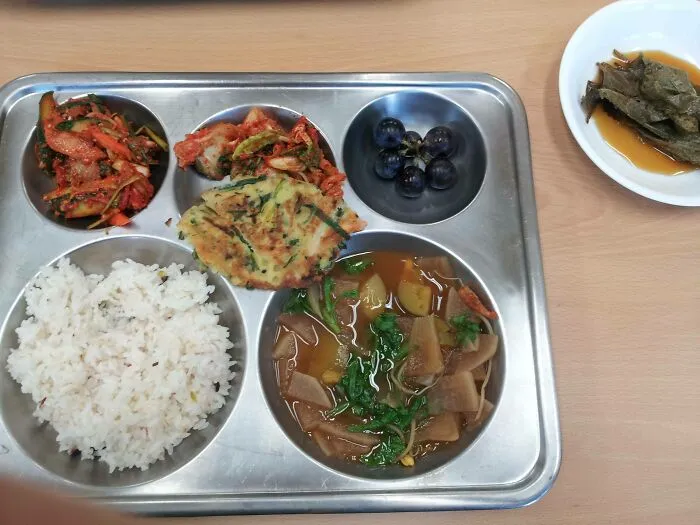Veo tu almuerzo escolar finlandés y te presento mi almuerzo escolar surcoreano